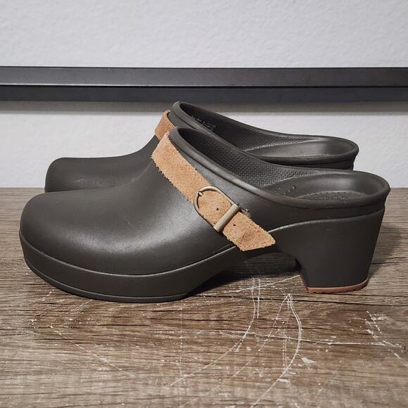 Crocs Sarah Clogs Women's Shoes Size 8 Brown - Picture 1 of 9